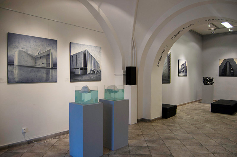 Nieobecność - architektura modernistyczna w obrazach Joanny Pałys oraz ceramiczne rzeźby i instalacje Weroniki Lucińskiej