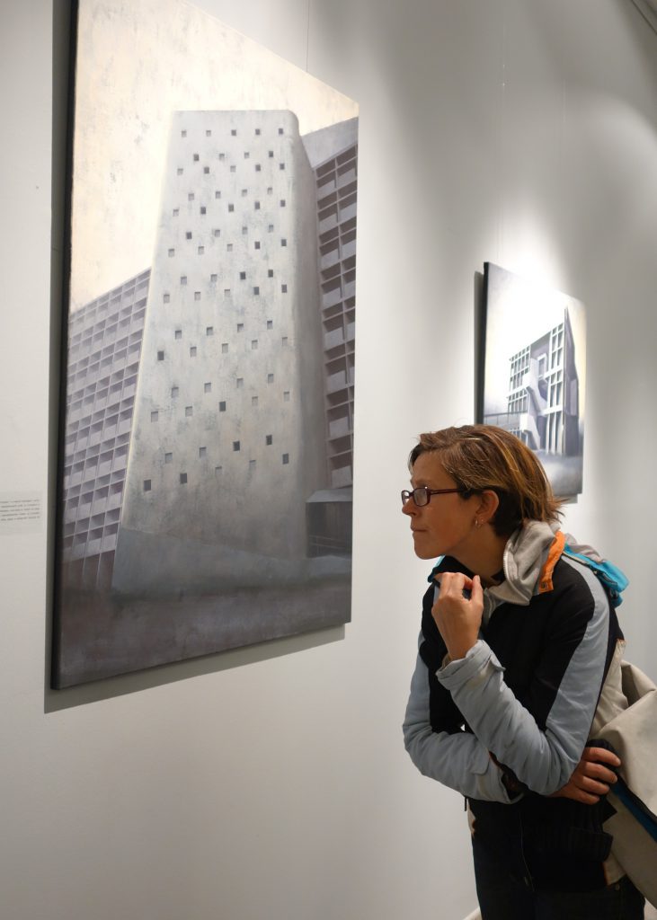 Fotorelacja z wernisażu wystawy "Nieobecność" - Pałys (obrazy) & Lucińska (ceramika)